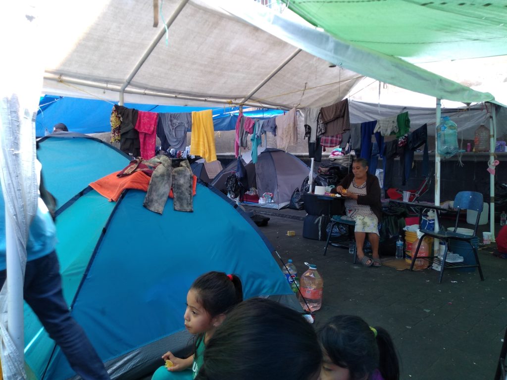 Desplazados de Leonardo Bravo, Guerrero, afuera de Palacio Nacional