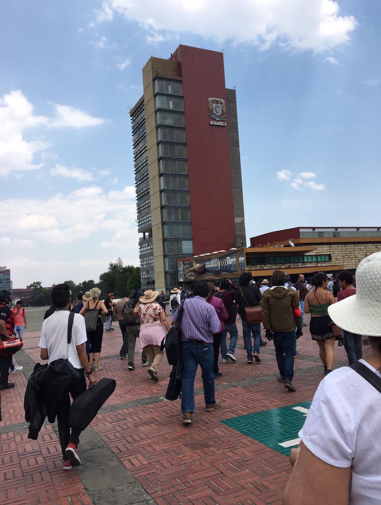 marcha profesores salario unam rectoría mitin