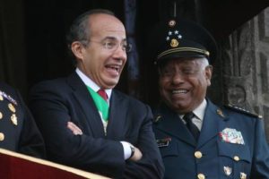 Felipe Calderón riendo.