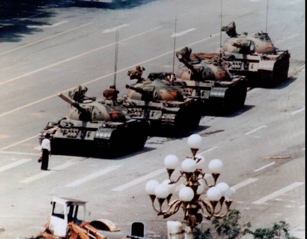 Manifestante anónimo se enfrenta a tanques chinos en la plaza de Tiananmen, junio de 1989.