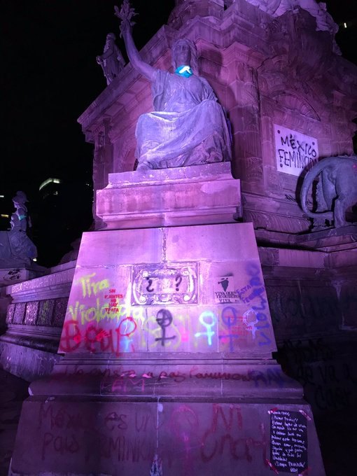 monumento pintas feministas